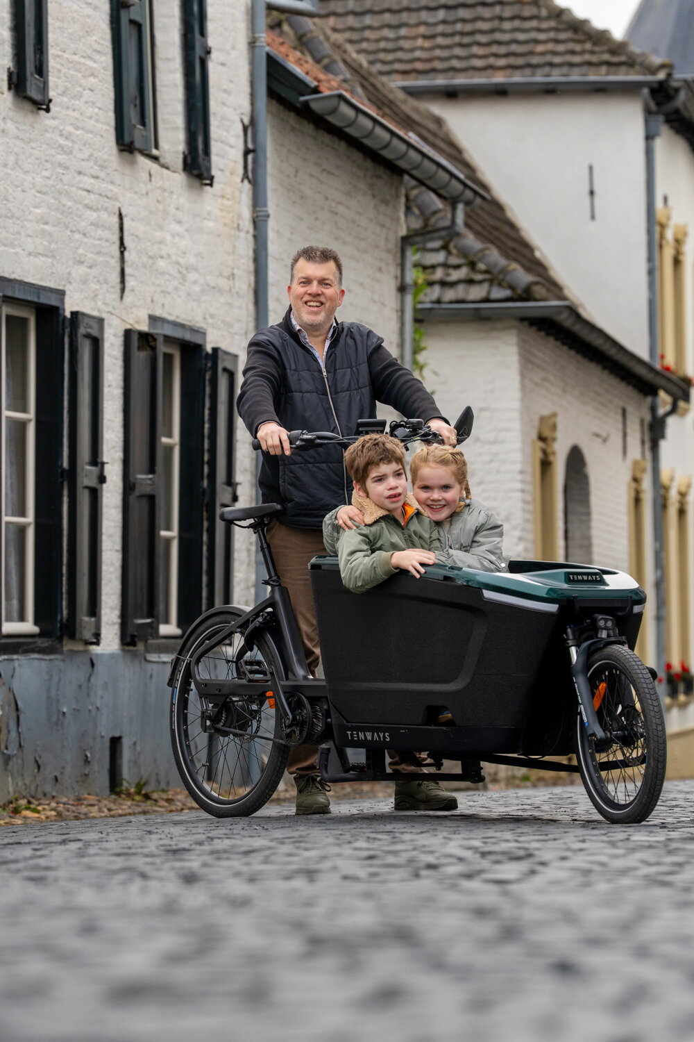 JP Urlings en kindjes op fiets, op weg naar school