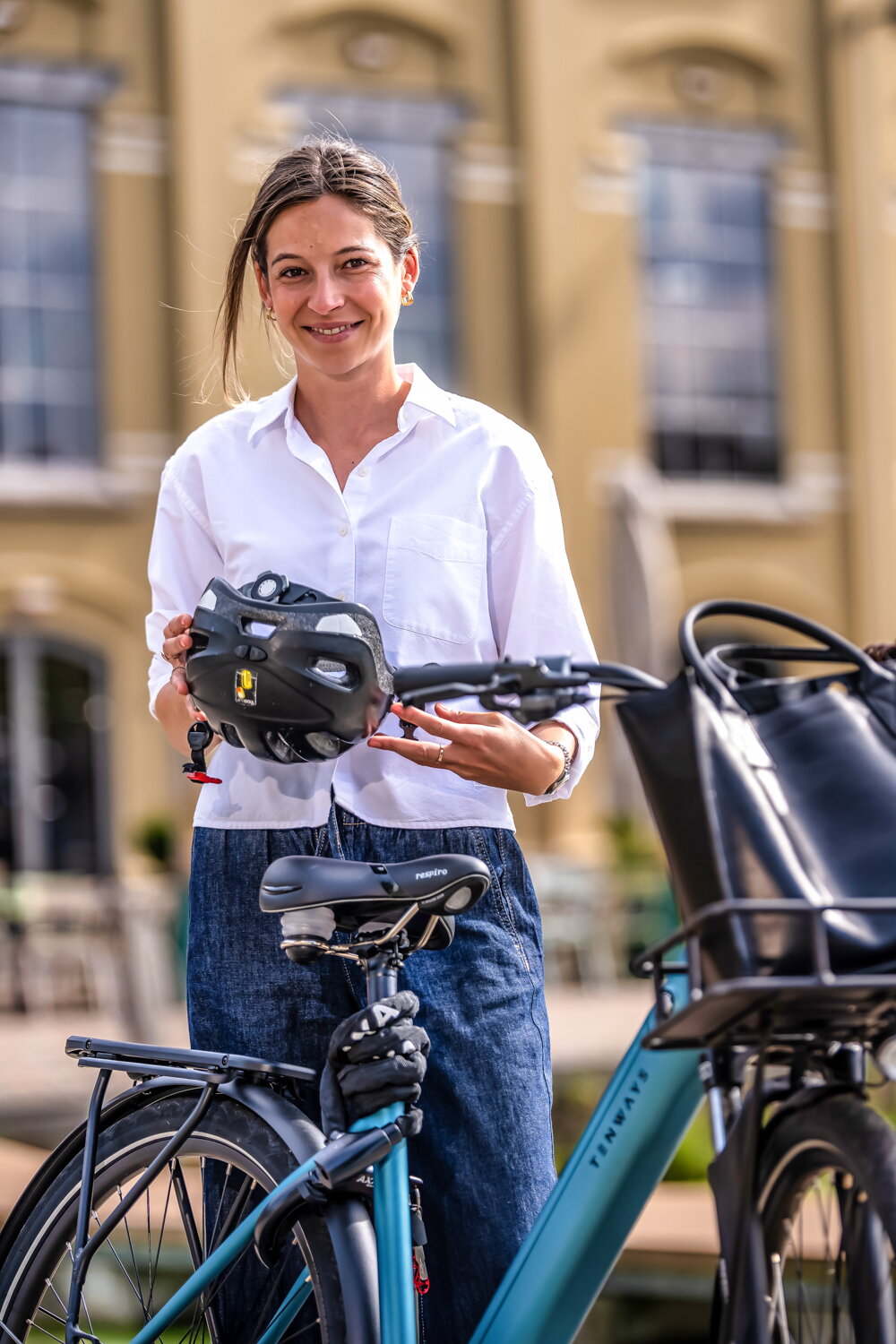 Giulia met fietshelm 
