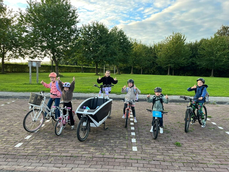 Kinderen op de fiets tijdens de fietsvijfdaagse
