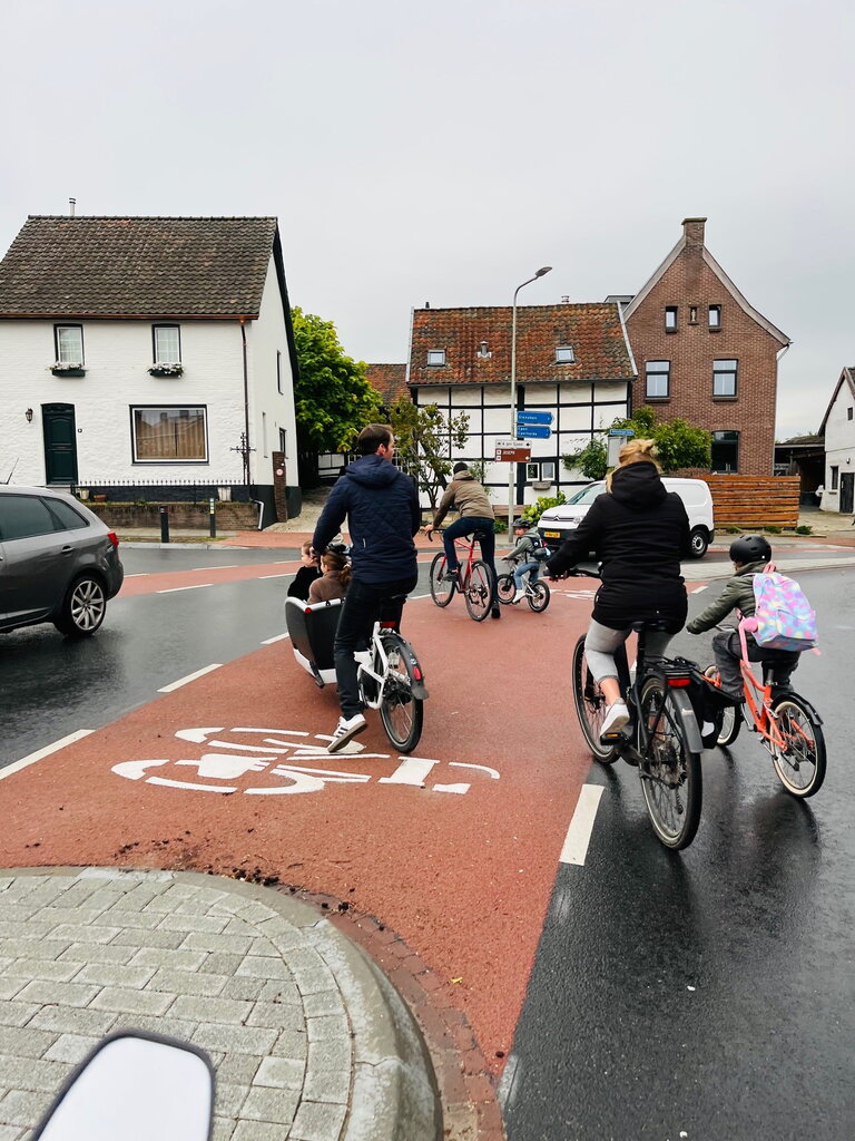 Fietsende groep tijdens Fietsvijfdaagse