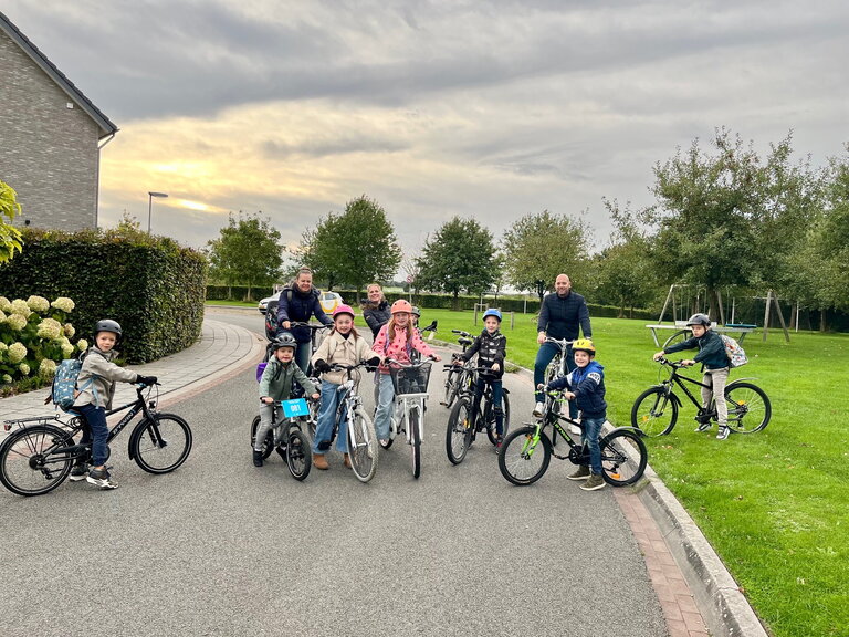 Groep schoolfietsers